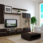 Mobilier sombre dans le salon