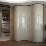 Armoire d'angle forme inhabituelle dans le couloir