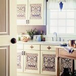 Armoires blanches avec dessins originaux sur les portes