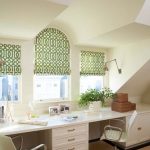 Bureau blanc pour deux enfants contre la fenêtre