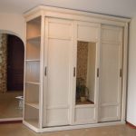Armoire antique blanche