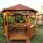 Tonnelle avec des bancs intégrés et une table