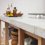 Béton - La pierre artificielle est plus légère, de couleur et de motif plus variés.