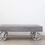 Table en béton sur roues
