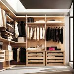Grand dressing, séparé par des portes coulissantes