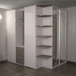 Grande armoire blanche dans le couloir