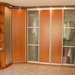 Grande armoire d'angle