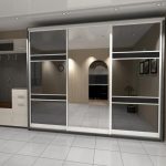 Grand miroir armoire dans le hall