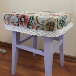 Couvrir sur le tabouret avec leurs propres mains