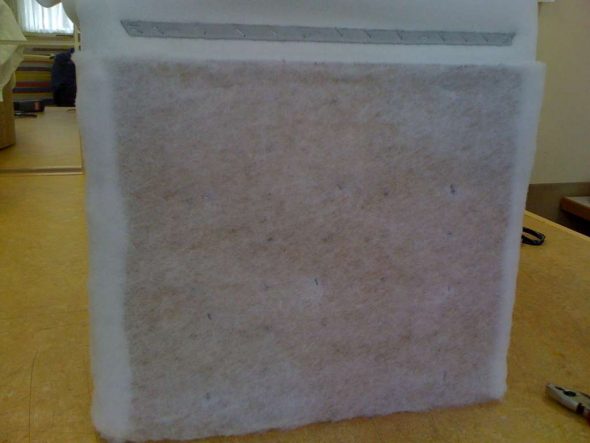 Quatre carrés de matière se fixent sur le cube