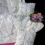 Fleurs et cônes - l'ornement principal d'un plaid laiteux
