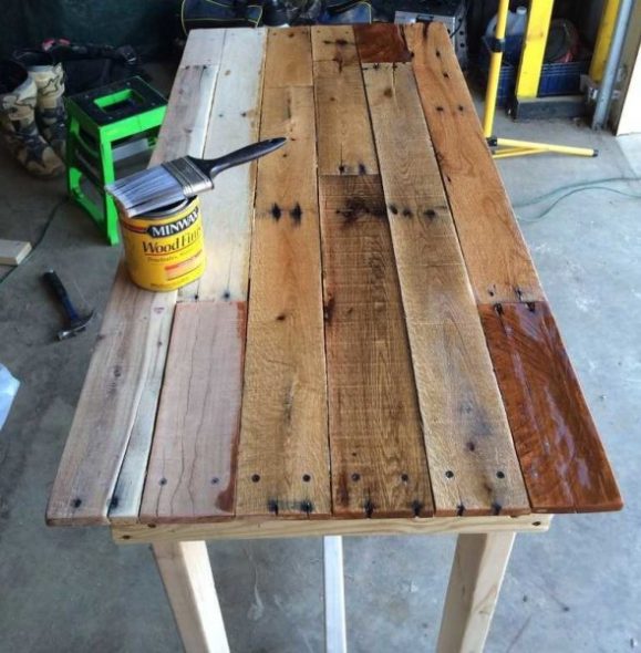 Nous recouvrons la table avec du vernis