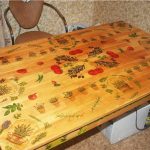 Decoupage est capable de transformer la table de la cuisine