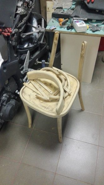 Démontage des parties de la chaise