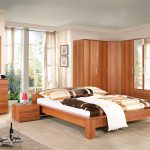Set bilik tidur kayu dengan almari pakaian penjuru
