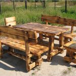 Table en bois dans la rue