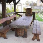 Table en bois de forme inhabituelle