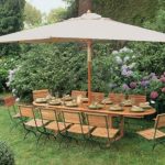 Table en bois avec un auvent pour la datcha