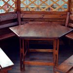 Table en bois dans le gazebo avec leurs propres mains