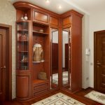 Meuble d'angle en bois dans le couloir