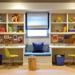 Chambre d'enfants avec deux tables et un endroit pour se reposer à la fenêtre