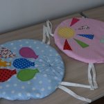 Tapis de siège bébé sur des tabourets ronds
