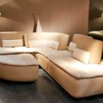 Canapé avec pouf de forme inhabituelle