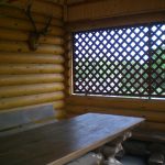 Longue table en bois dans le belvédère