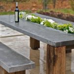 Pour donner une bonne option - lors du coulage du béton, quittez la gouttière où vous pouvez planter des fleurs