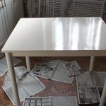 Pour recouvrir la table, un émail à base de solvant sera requis dans deux couleurs différentes.