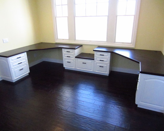 Deux tables de coin identiques avec une armoire au milieu