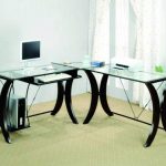 Deux table en verre près de la fenêtre