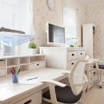 Des tables fonctionnelles et confortables le long des fenêtres