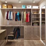 Dressing avec grand miroir et table