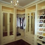 Dressing avec étagères ouvertes et fermées