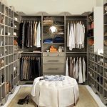 Dressing avec un miroir et un grand pouf
