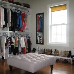 Dressing avec étagères et cintres
