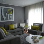 Salon dans les tons gris avec une disposition circulaire du mobilier