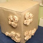 Pouf Ready avec des roses remplies de bouteilles