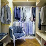 Rangement des vêtements dans le vestiaire