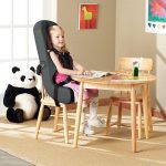 Une chaise intéressante pour une chaise ordinaire pour une assise confortable.