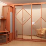 Armoire d'angle intéressante dans le hall