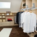 Utilisez la salle du grenier sous le dressing