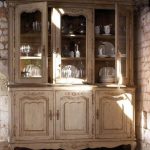 Mobilier de qualité vieilli artificiellement dans le style provençal