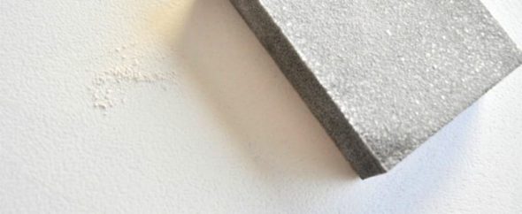 Poncer le papier de verre de table