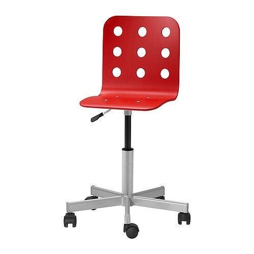 Les roulettes sont confortables lorsque vous devez rapprocher l'enfant de la table