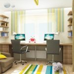 Chambre de garçons avec deux tables et lits pliants