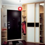 Armoire compacte pour un petit couloir