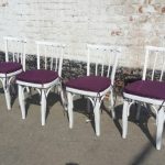 Un ensemble de chaises avec leurs propres mains