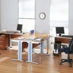 Ordinateur et bureaux inclus